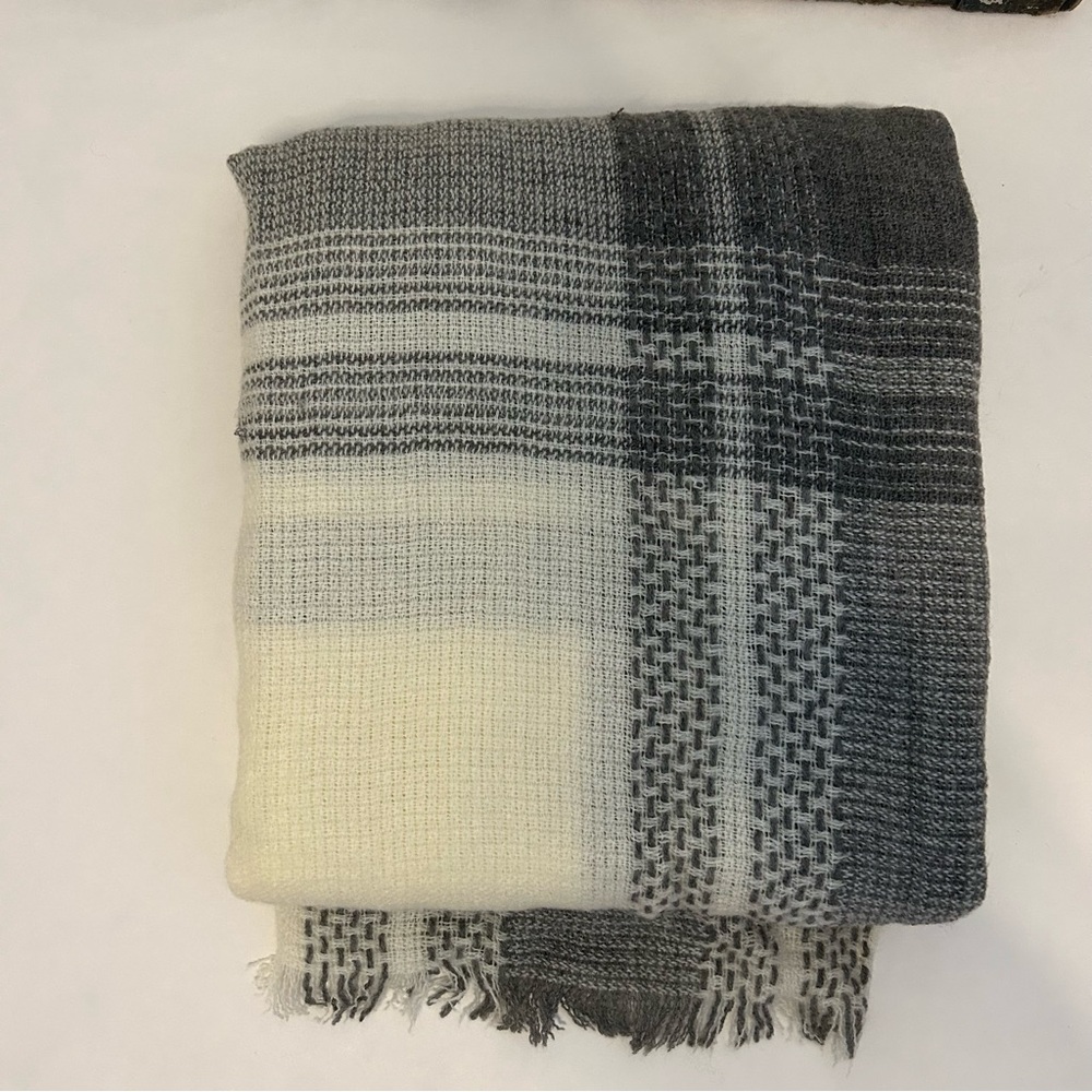 Roots long blanket scarf 🧣 grey and white plaid